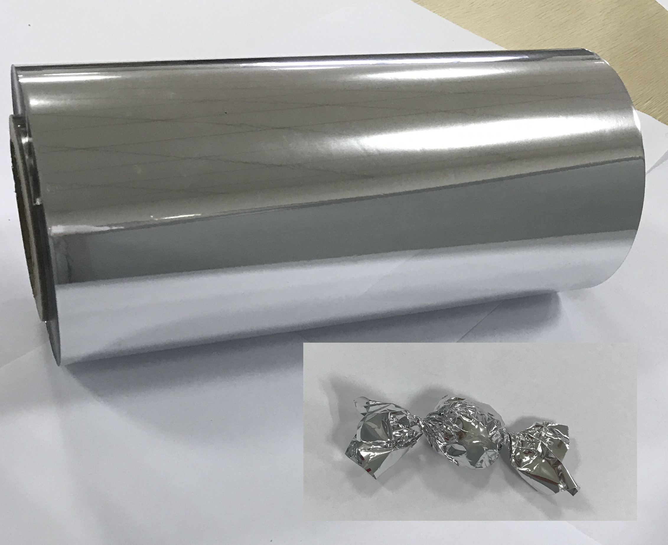 Hur skiljer sig processen för att metallisera aluminiserade husdjursfilmer från andra typer av metalliserade filmer?